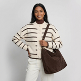 Nélia gestreifte Strickjacke in Creme von vorne getragen