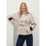 Kurzer Trenchcoat mit Bindegürtel elegant kombiniert