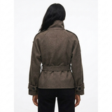Kurzer Damen Trenchcoat mit Bindegürtel elegant gestylt