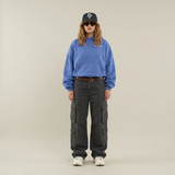 Blauer Oversized Hoodie Damen am Modell im Streetstyle-Look