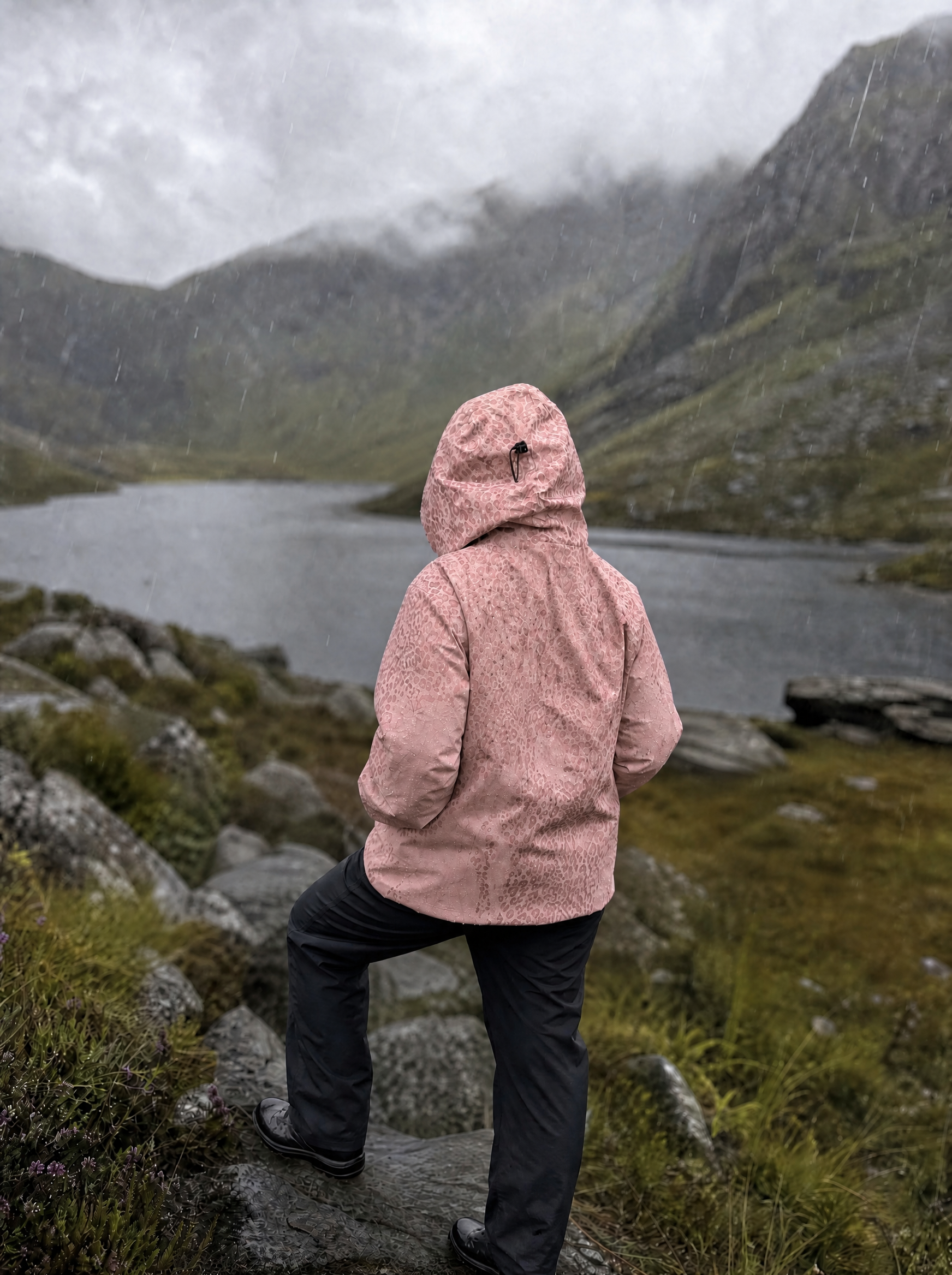 Wasserabweisende Regenjacke Damen in Rosa outdoor mit nassem Leoparden-Muster