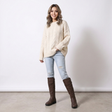 Frau trägt hohe Stiefel mit weichem Schaft zu Skinny Jeans