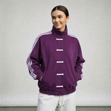 Yúmei Damen-Sportjacke – Sportjacke im Retro-Stil in Lila mit Knopf- und Schlaufen-Details.
