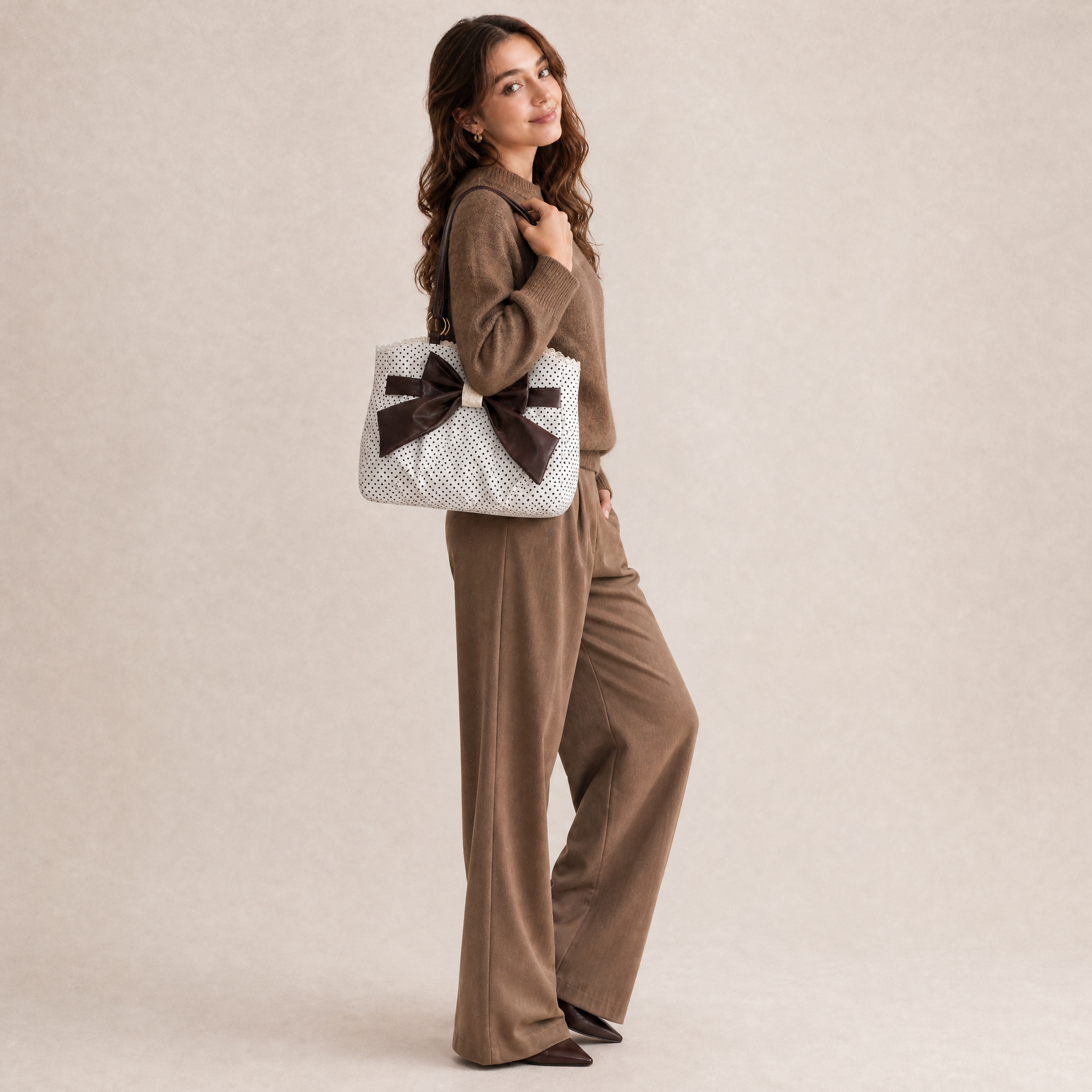 Polkadot Schleifen-Tasche zum Outfit kombiniert