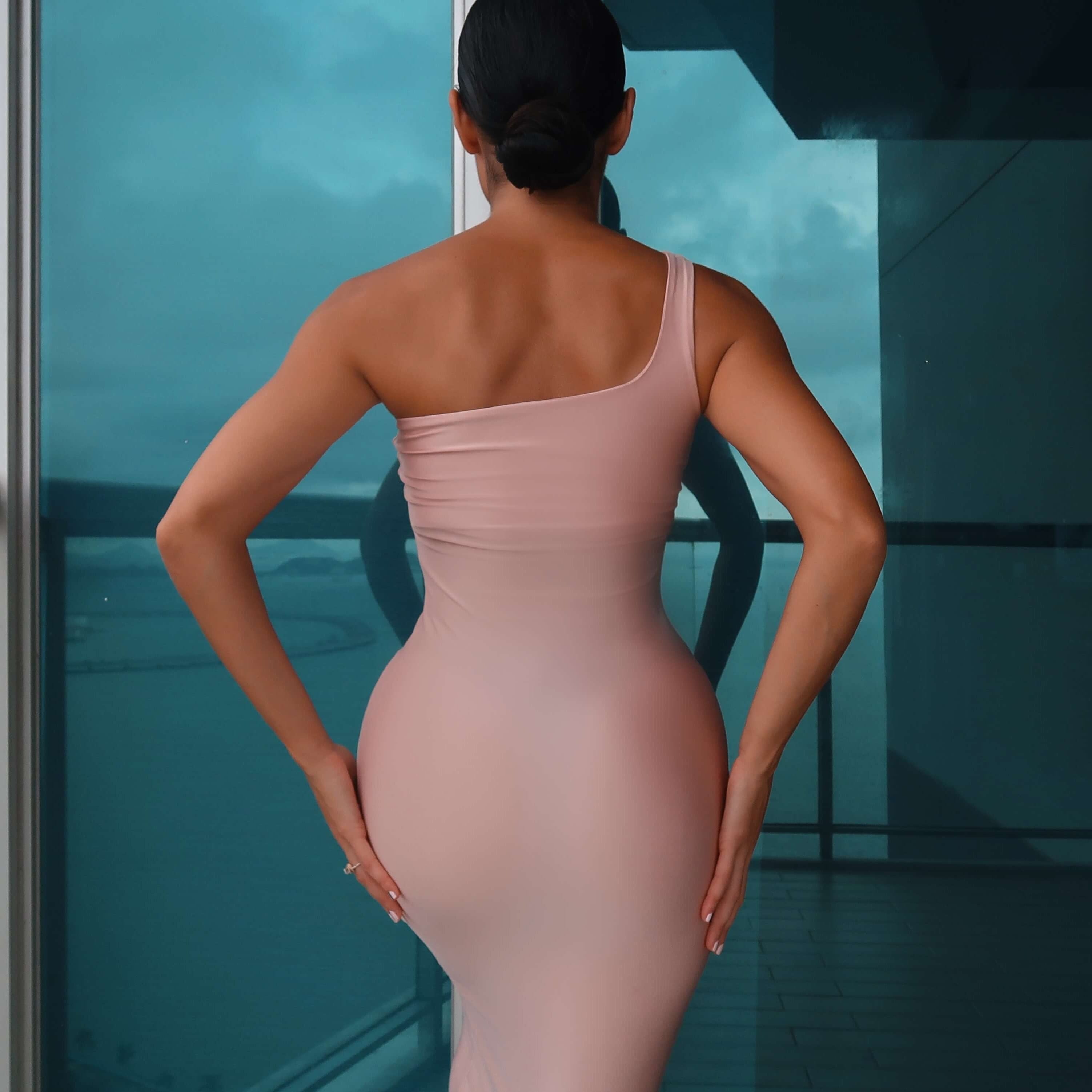 Shapewear String Damen Bauchweg unsichtbar – IVY Tummy Shaper von Talaine, am Model getragen