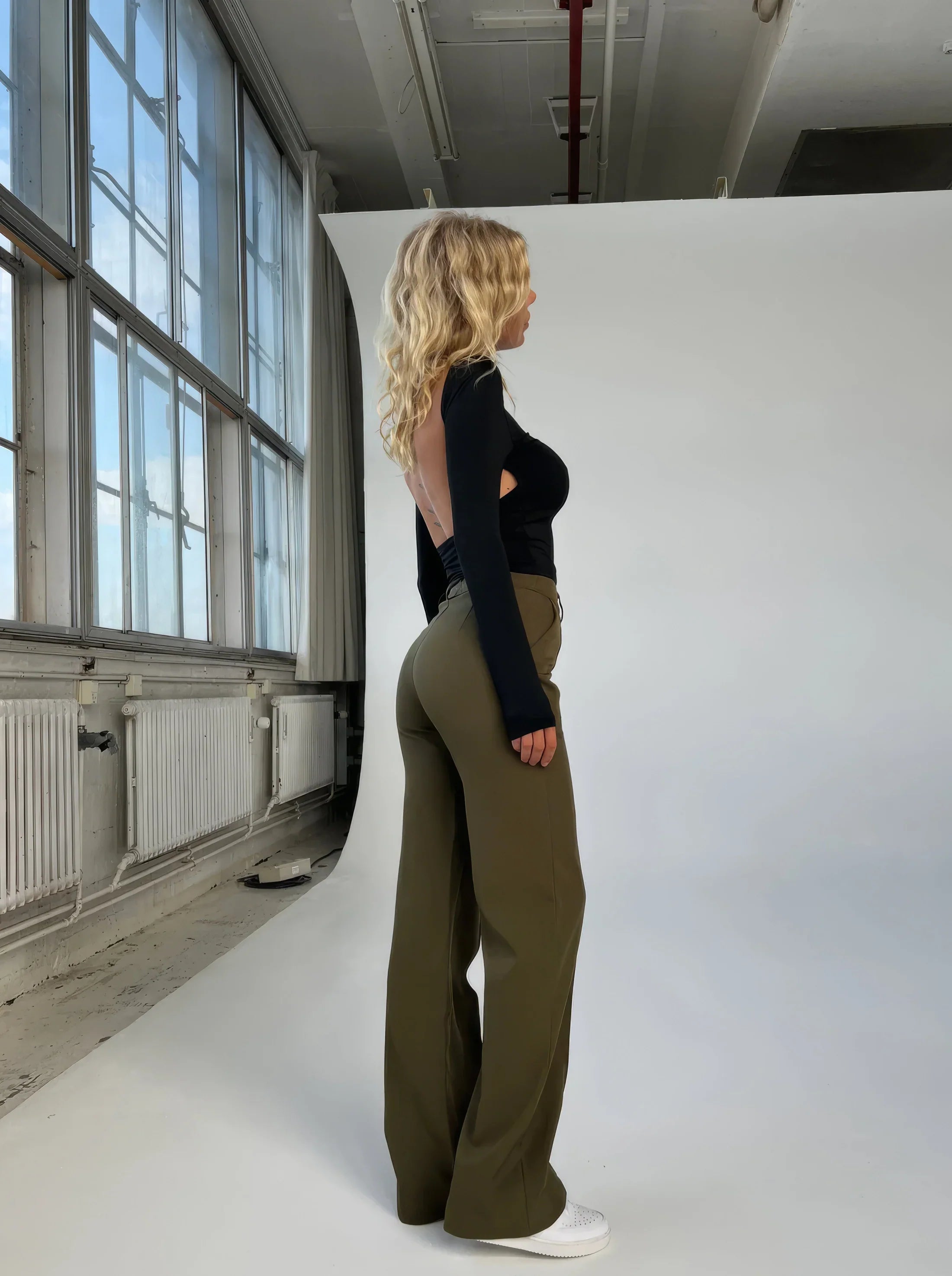Olivgrüne Stoffhose mit weitem Bein – lässig und elegant
