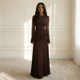 Modell trägt Elysera Maxikleid in Espresso/Braun mit Rüschen-Detail und langen Trompetenärmeln, eleganter Look