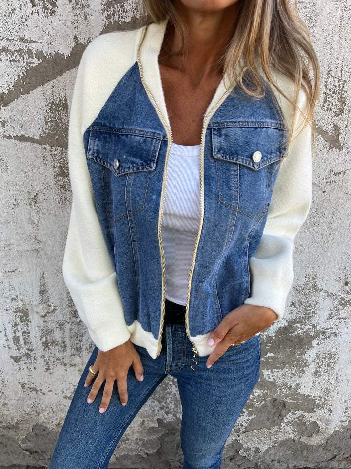 UrbanEase Denim Jacket Damen in Blau mit weißen Ärmeln

