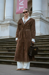 Klassischer Damenmantel in Braun mit Taillengürtel im Herbst-Look