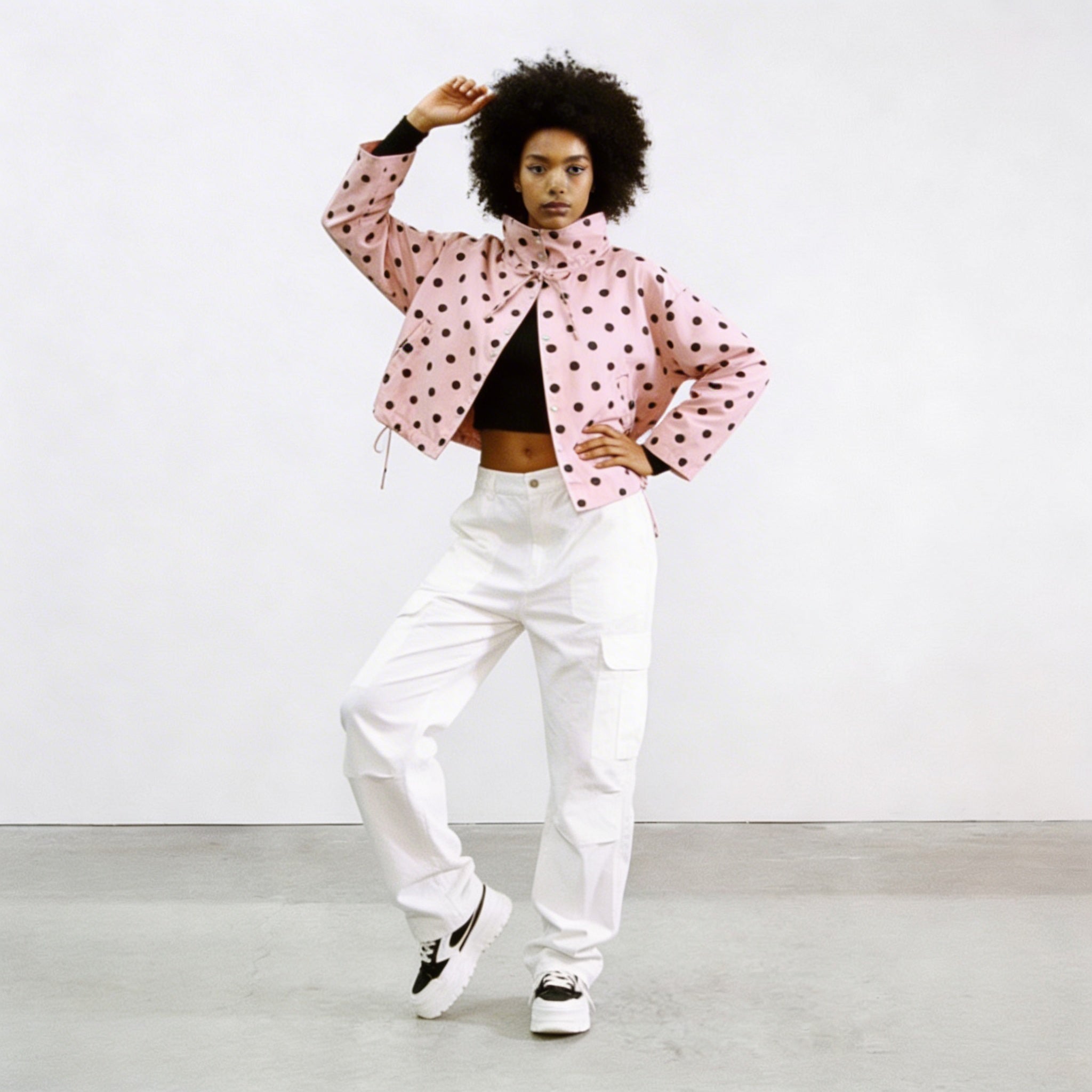 Modell in Rosalie Punkte-Jacke Rosa – weitere Lookbook-Aufnahme