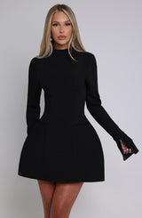 Midnight Muse Kleid – elegante Silhouette mit langen Ärmeln