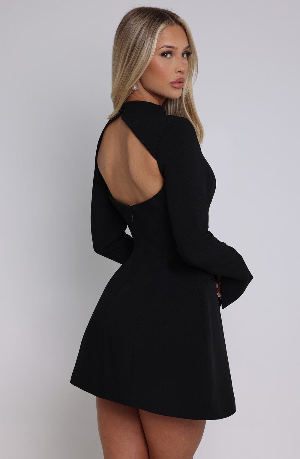 Midnight Muse | Elegantes Schwarzes Minikleid mit A-Linie & Hohem Kragen