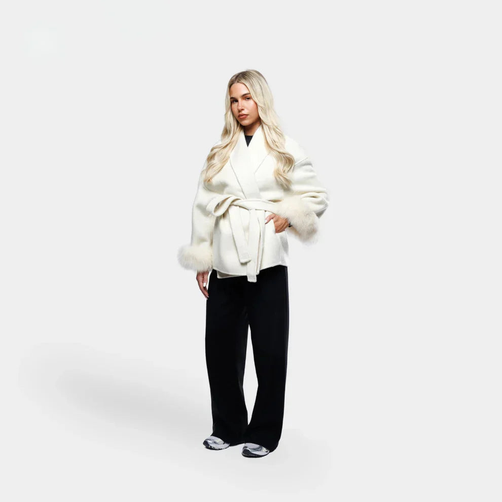 Lana Luxe Coat weiß, Frontansicht mit Faux-Fur-Details