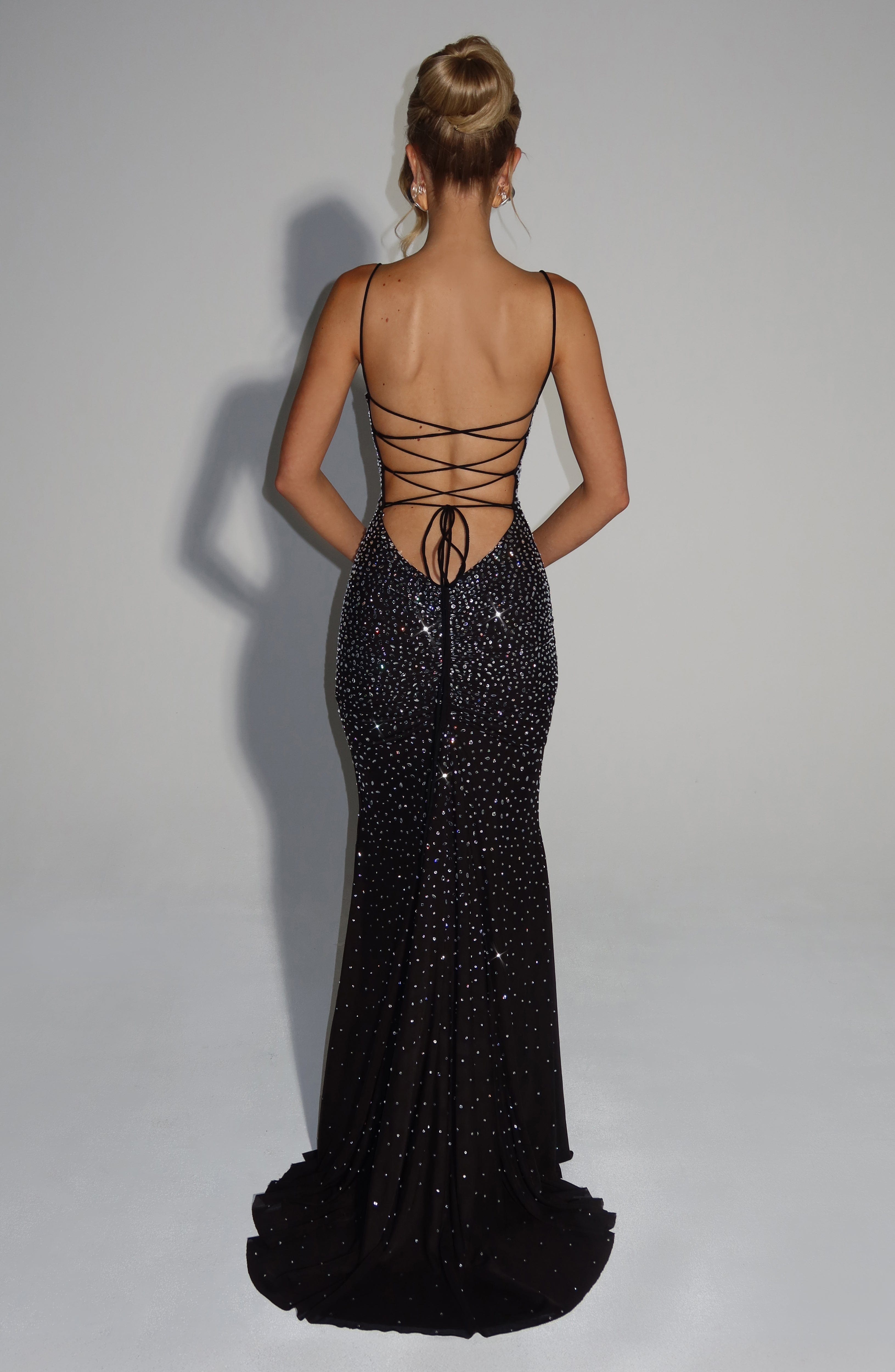 schwarzes Abendkleid mit offenem Rücken und funkelnden Strasssteinen