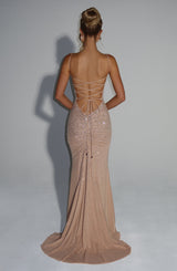 nude Abendkleid mit offenem Rücken in Nachtkulisse