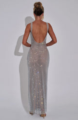 Nova’s Glow | Silbernes Maxi Kleid mit Schimmerndem Mesh-Effekt
