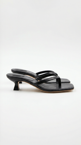 Kitten-Heel Sandalen Damen Schwarz elegant – Rosalie von Talaine, seitliche Ansicht