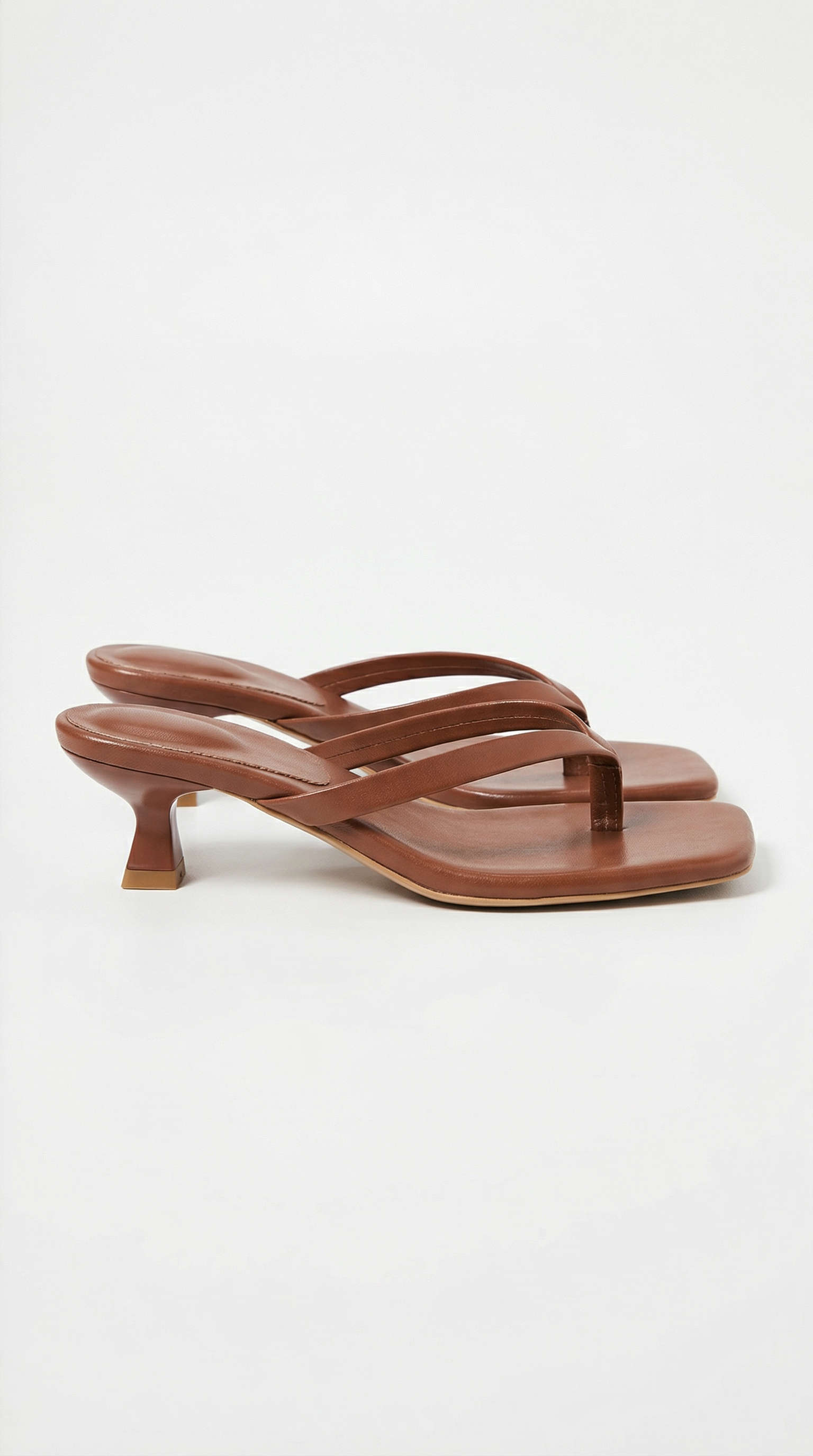 Kitten-Heel Sandalen Damen Braun elegant – Rosalie von Talaine, seitliche Ansicht