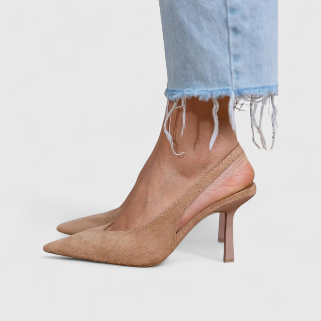 Velmira Slingback-Pumps in Beige Wildleder – Detailansicht mit spitzer Form und schlankem Absatz