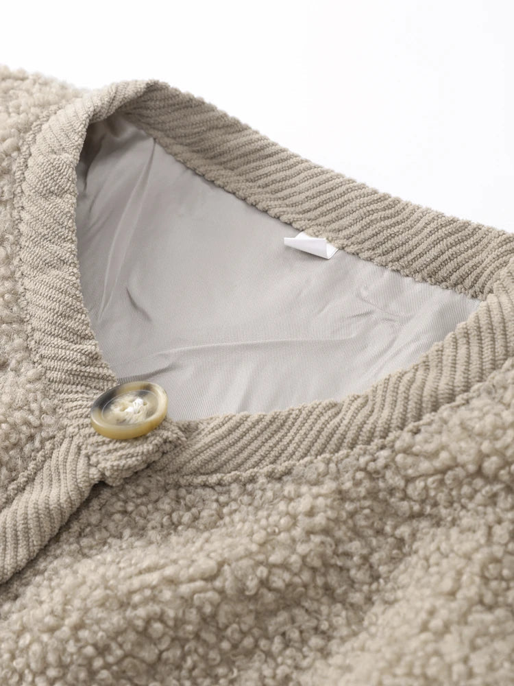 beige Teddy Strickjacke mit Knöpfen auf weißem Hintergrund