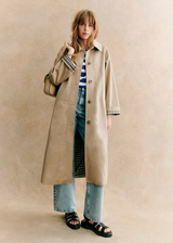Trenchcoat Clara – Outfit mit Jeans und gestreiftem Shirt