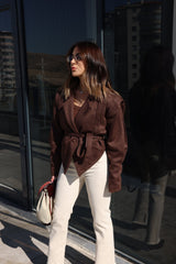 Streetstyle Look mit brauner vegane Wildlederjacke und weißer Hose