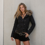 Schwarze Damenjacke mit Fellimitat-Kragen – Vintage-Look von Talaine